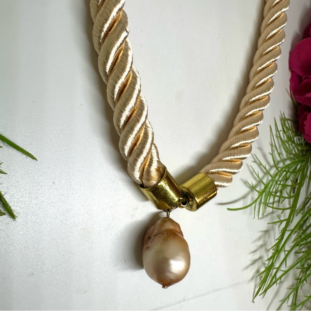VINTAGE⚜️Satin Rope Choker Necklace With Real Baroque Pearl - Picture 4 of 8